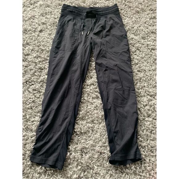 49 LULULEMON DANCE STUDIO BLACK UNLINED CROP CAPRI JOGGERS PANTS sz 4 - Picture 3 of 8